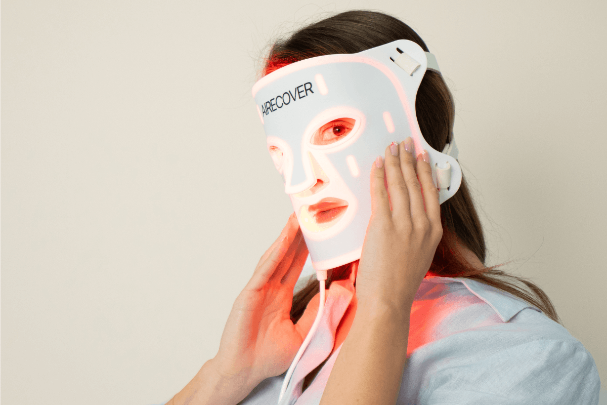 Mujer_utilizando_mascara_led